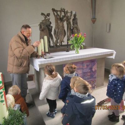 "Krippen-Kinder erkunden die Marienkirche"