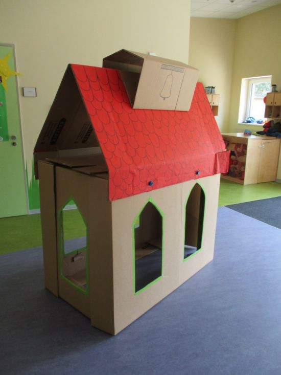 Kirche aus Pappe gebaut von Diakon Michael Theiler gemeinsam mit den Vätern Herrn Petereit und Herrn Schulz