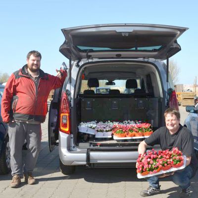 "Blumen Peters schenkt Senioren Blumen zu Ostern"