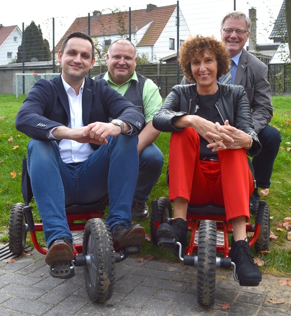 Herr Streubel (Inhaber des Edeka Centers), Herr Vagts (der Marktleiter), Wolfgang Mann (Geschäftsführer der Diakonie Bremerhaven) und Dr Susanne Lindner (Leitende Oberärztin der Arche Klinik)