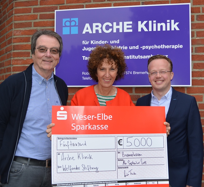 von links: Stiftungsgründer Konrad Welfonder, Dr. Susanne Lindner (leitende Oberärztin der Klinik), Andre Fricke (Stiftungsvorstand)