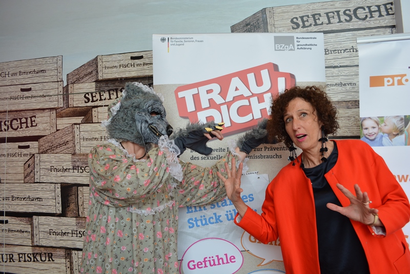 Dr. Susanne Lindner (ärztl. Gesamtleitung der Arche Klink) unterstützt stellvertretend für die Klinik die Aktion "Trau dich" im Fischereihaven
