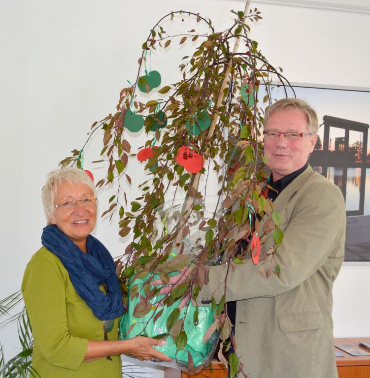 Zum 45. Jubiläum erhält Frau Kurfeld einen Baum - symbolisch für ihre tiefe Verbundenheit zum Diakonischen Werk Bremerhaven