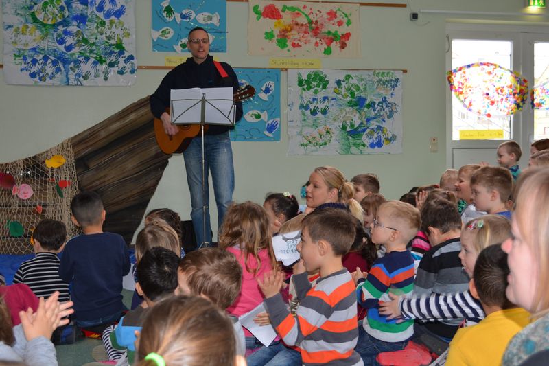 Gemeinsames Singen in der Kita Ellhornstraße mit Diakon Michael Theiler
