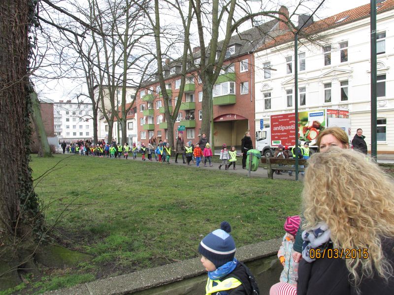 Kinder der Kita Ellhornstraße auf dem Weg zur Kirche - Straßen wurden von der Polizei kurzfristig abgesperrt