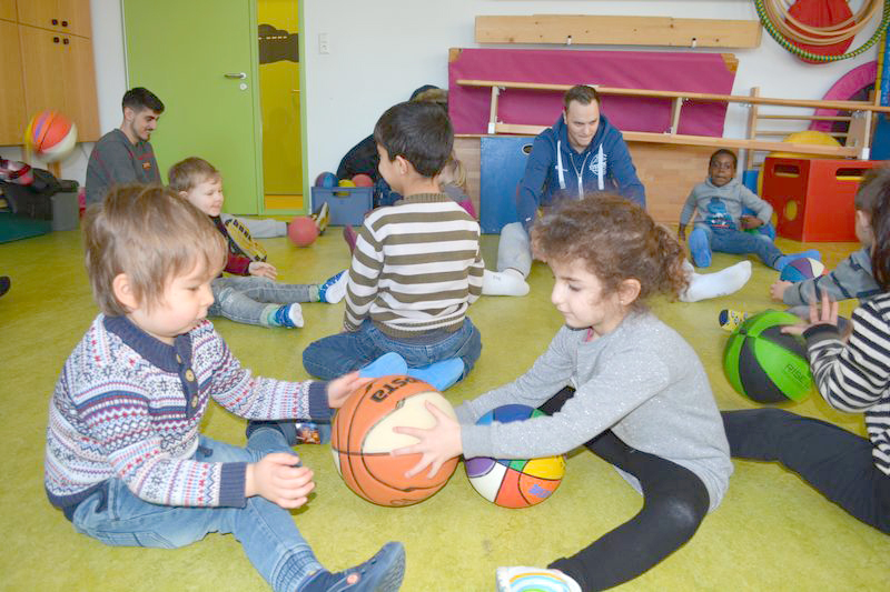 Den Basketball werfen und auffangen