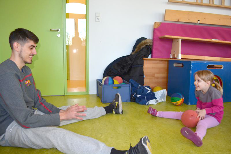 Den Basketball rollen mit Arnau Triginer