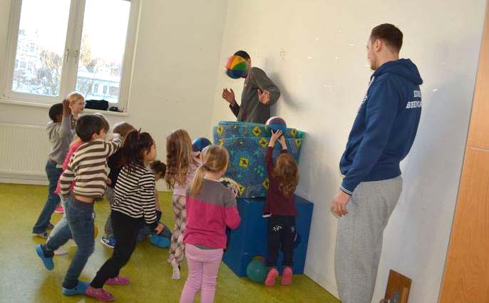Den Basketball in den selbstgebauten Korb werfen