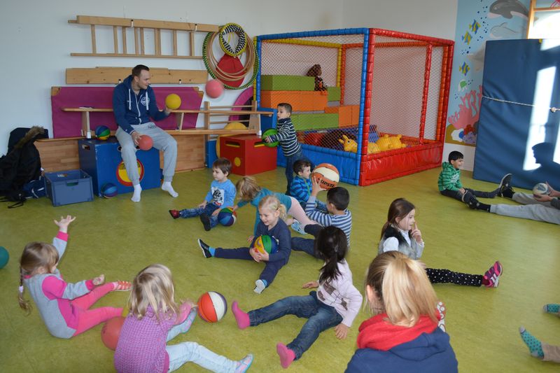 Trainingsübungen mit den Nachwuchstrainern der Eisbären Bremerhaven