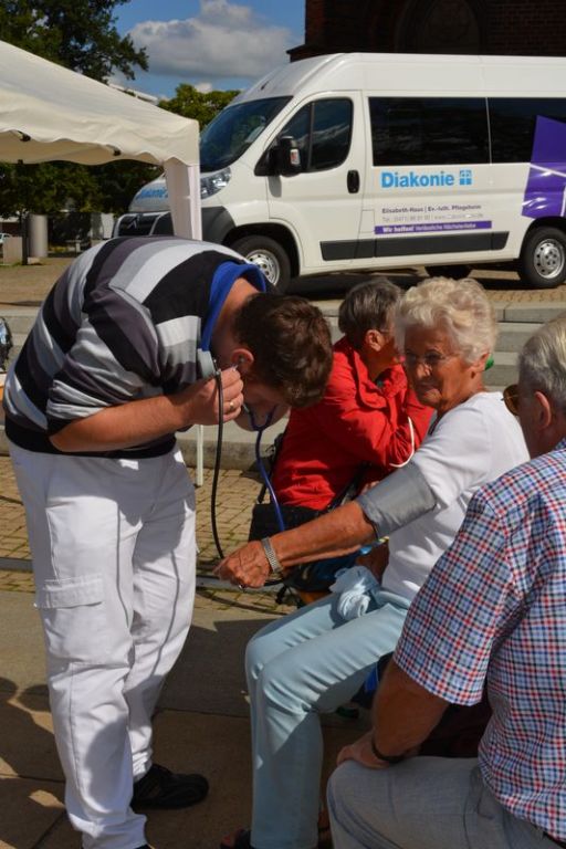 Woche der Diakonie 2015 / Veranstaltung vor der Großen Kirche