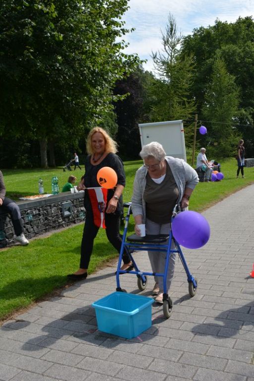 Rollator-Rallye: Wasser transportieren