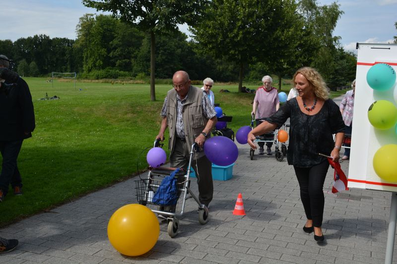 Rollator-Rallye: Im Slalom mit dem Ball um die Hütchen fahren