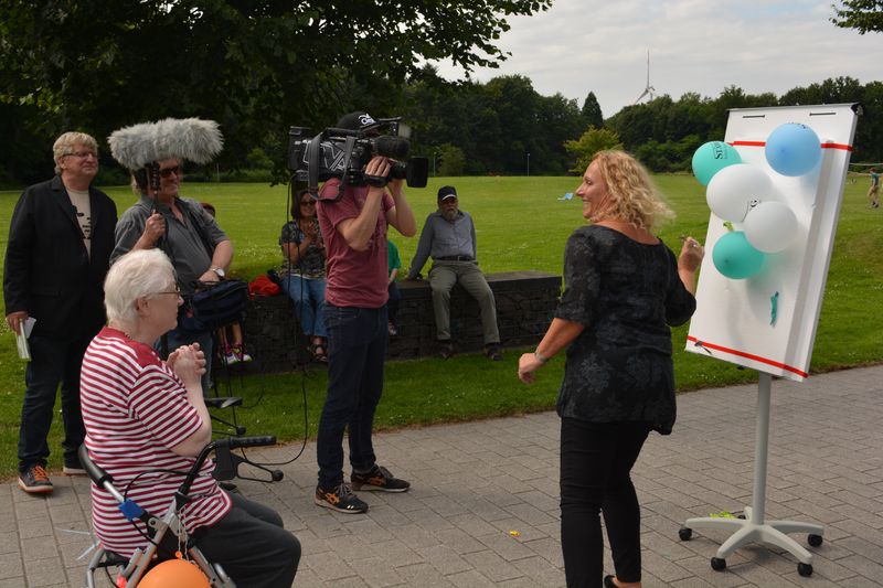Rollator-Rallye: Luftballons mit dem Pfeil treffen