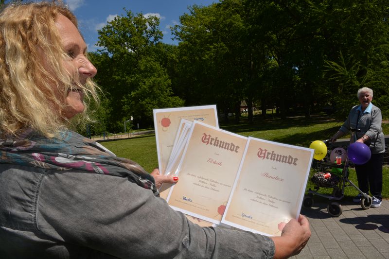 Claudia Mauritius (vom SeniorPartner) verteilt an die Teilnehmer Urkunden
