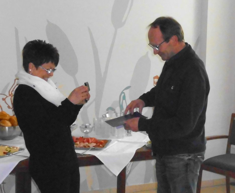 Leiter Detlef Otten (Elisabeth-Haus) überreicht Peggy Pauper das Goldene Kronenkreuz der Diakonie