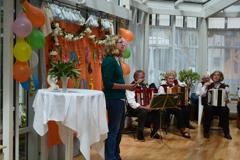 Pastorin Heike Breuer eröffnet das Sommerfest im Jacobi-Haus