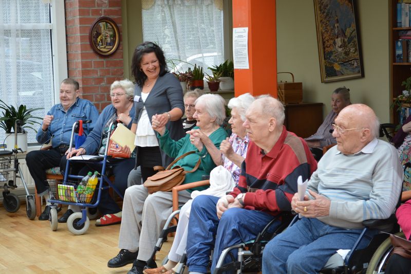 Bewohner des Jacobi-Hauses schunkeln zur Musik des Harmonika-Clubs Bremerhaven