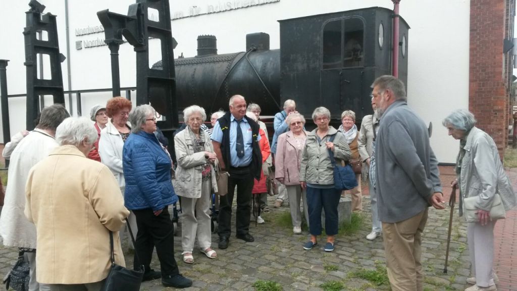 Teilnehmer der gesponserten Busfahrt ins Wollmuseum in Delmenhorst