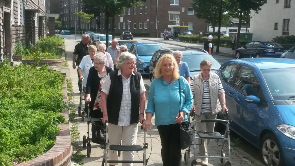 Teilnehmer vom SeniorPartner laufen durch ihr Quartier. Zuvor wurden ihre Rollatoren für sie individuell eingestellt
