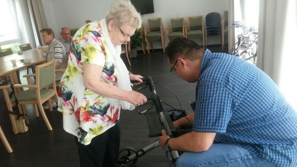 Jürgen Heitmann vom Sanitätshaus Höftmann stellt einen Rollator individuell ein
