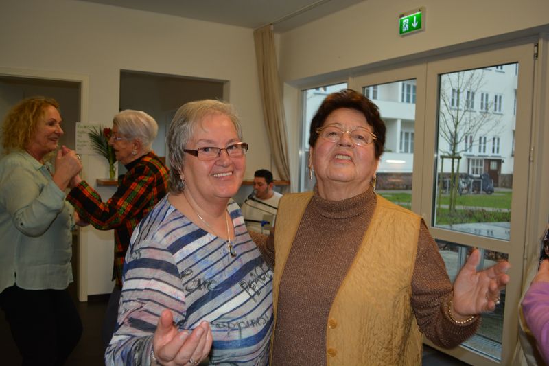 Gemeinsamer Tanznachmittag im Nachbarschaftstreffpunkt Haus im Hof