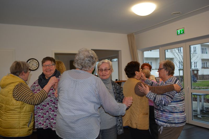 Gemeinsamer Tanznachmittag im Nachbarschaftstreffpunkt Haus im Hof