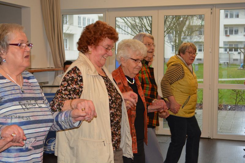 Gemeinsamer Tanznachmittag im Nachbarschaftstreffpunkt Haus im Hof