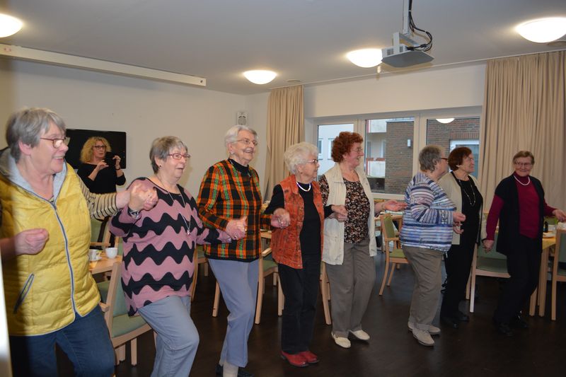 Gemeinsamer Tanznachmittag im Nachbarschaftstreffpunkt Haus im Hof