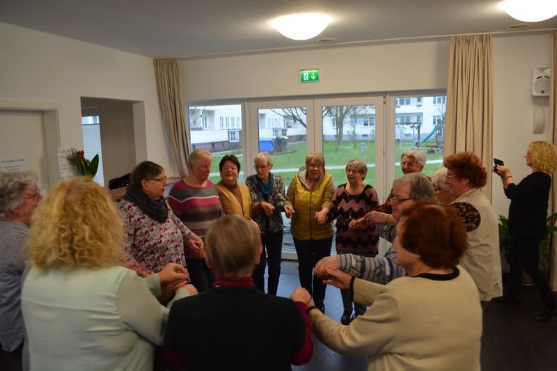 Gemeinsamer Tanznachmittag im Nachbarschaftstreffpunkt Haus im Hof