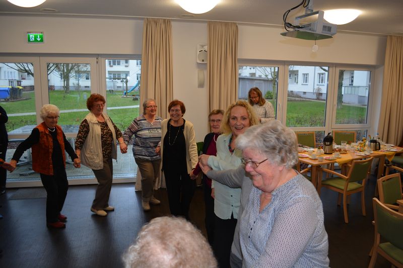 Gemeinsamer Tanznachmittag im Nachbarschaftstreffpunkt Haus im Hof